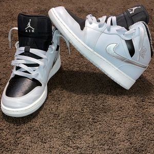 Pure Platinum Metallic Silver Jordan 1 Mid